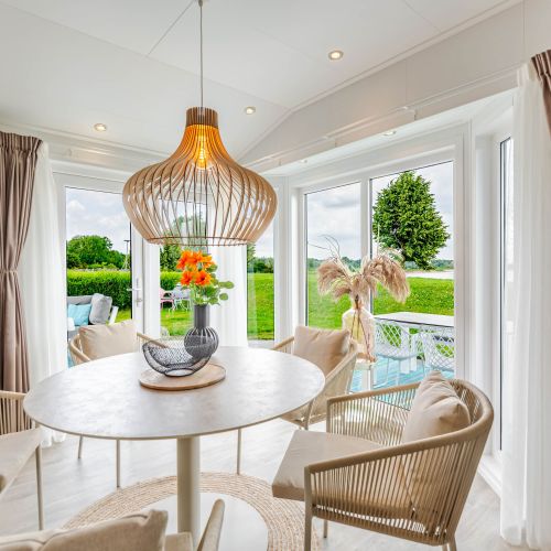 Ausblick Esszimmer und Zugang Terrasse mit Sitzlounge und Essbereich im Freien