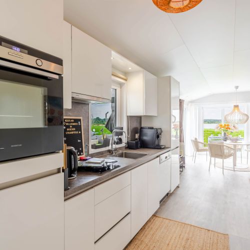 Komplett ausgestattete Küche mit Backofen, Kühlschrank, Tiefkühler,Kaffeevollautomat, Airfryer, Milchschäumer, Toaster