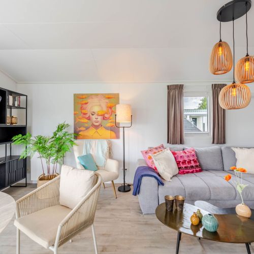 Wohnzimmer mit gemütlicher Couch und Schlaffunktion