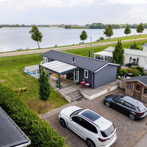 Außenansicht Chalet Strandperle mit Parkplatz und Hütte