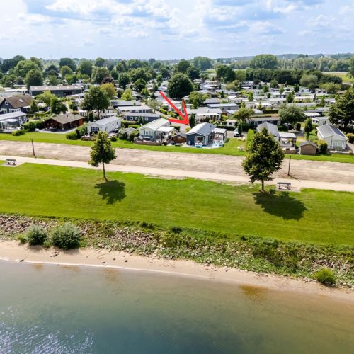 Lagebeschreibung von oben Position Chalet Strandperle mit See und Strand